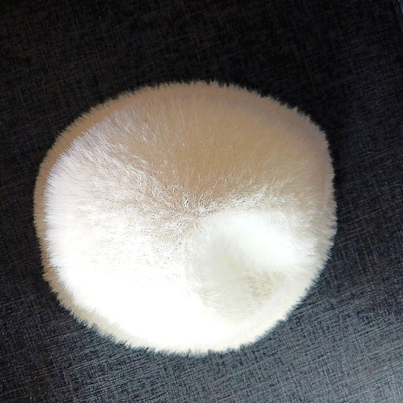 CREAM WHITE HAT soft fuzzy one size winter bucket cloche Like New faux angora - Picture 4 of 6